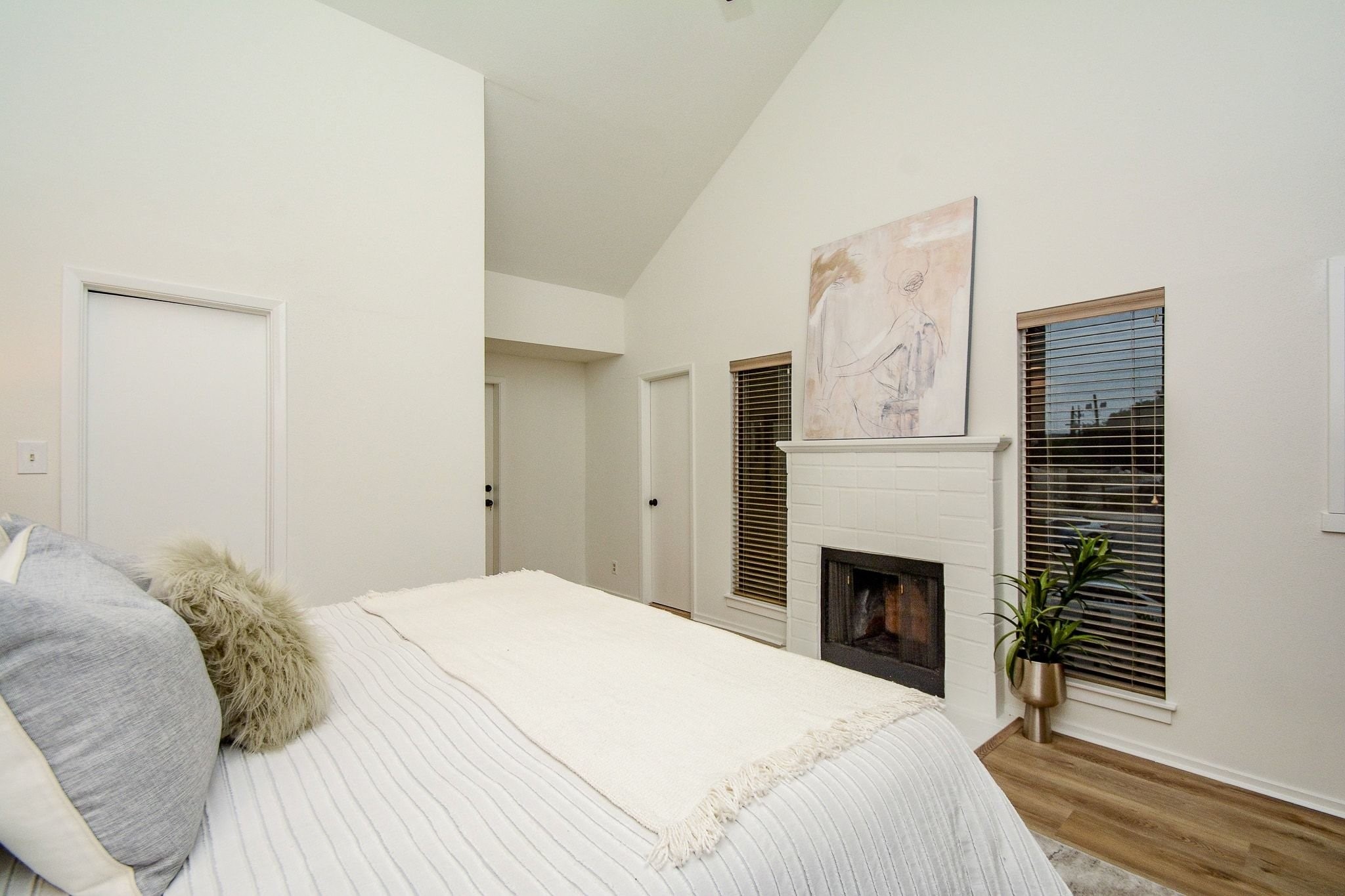 820 Harold Street Houston, TX 77006 - Photo 18 of 33 Generous room proportions, warm wood-look floors, and a dedicated sitting area just off the bedroom make this primary suite feel like a true retreat.