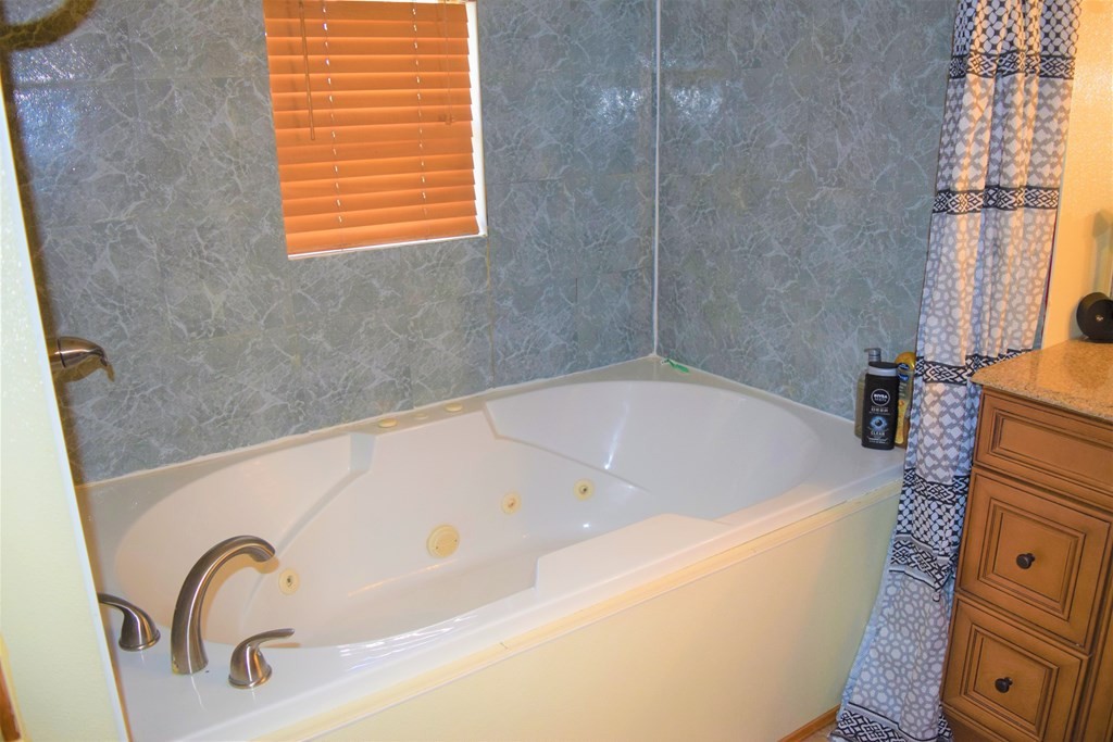 504 Bent Road Kodak, TN 37764 - Photo 23 of 38 a bathroom with a tub and a window