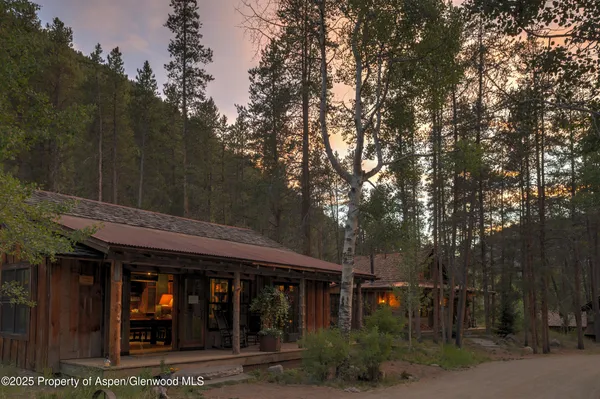 a view of backyard with pathway