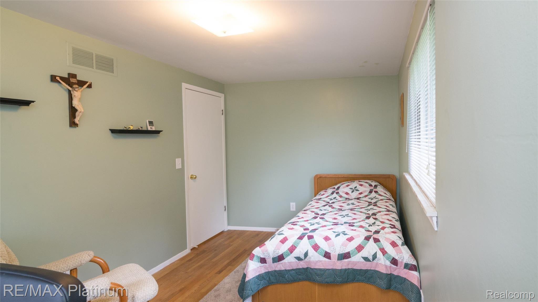 18571 Gill Road Livonia, MI 48152 - Photo 24 of 48 032_5.jpg