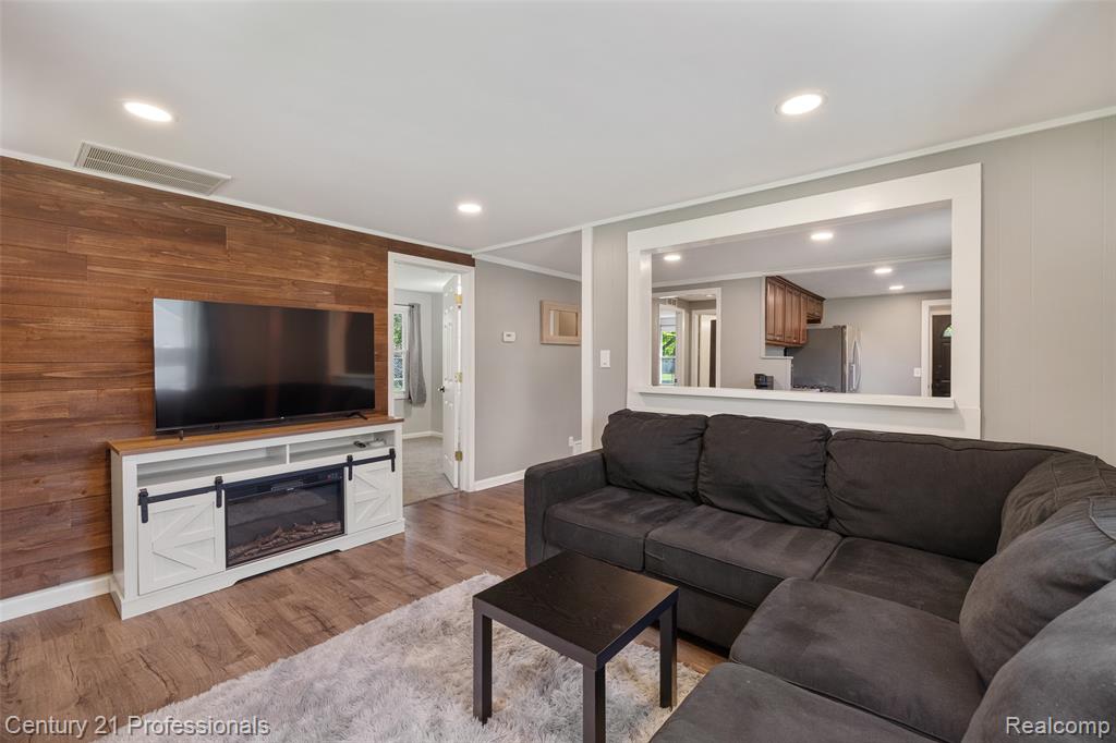 2830 Deland Road Waterford, MI 48329 - Photo 4 of 35