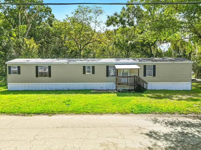 a view of a house with backyard