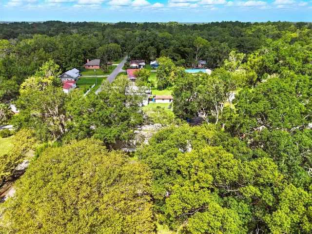 a view of yard with green space