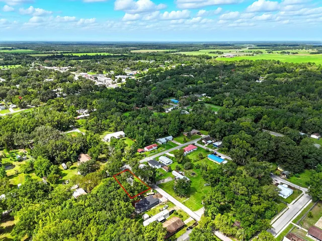 a view of a back yard