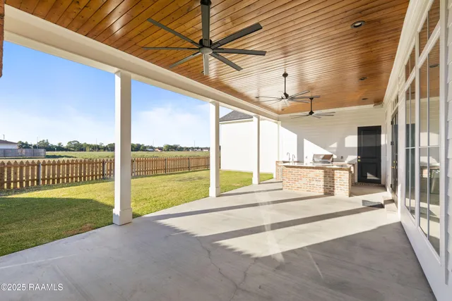 $873,000 | 124 Breakers Way, Scott, LA 70583