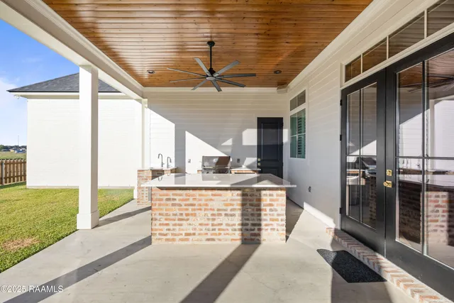 $873,000 | 124 Breakers Way, Scott, LA 70583