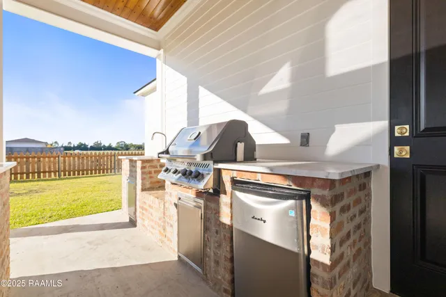 $873,000 | 124 Breakers Way, Scott, LA 70583