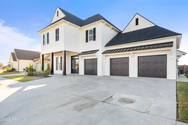 $873,000 | 124 Breakers Way, Scott, LA 70583