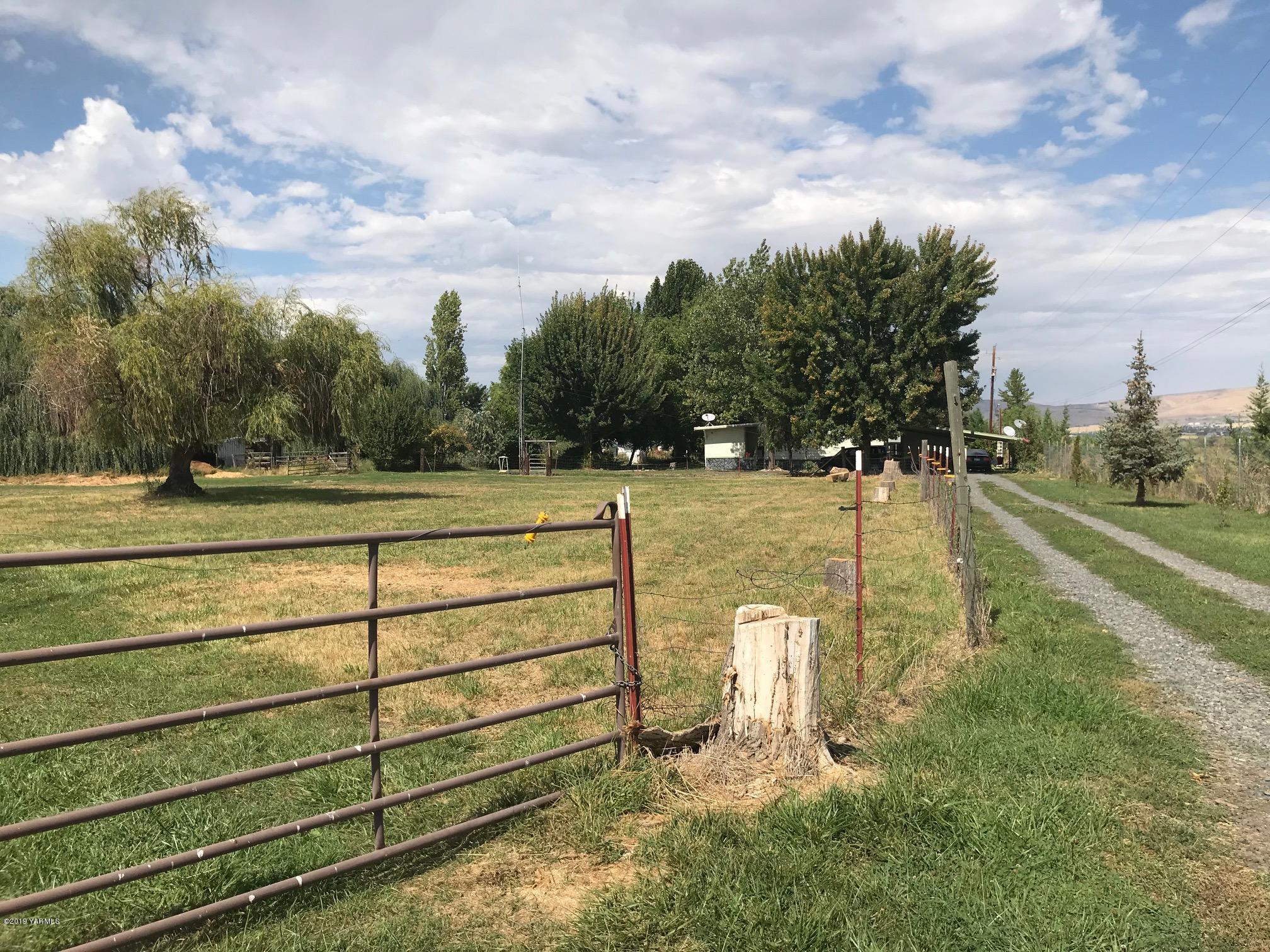 4031 Bell Road Yakima, WA 98901 - Photo 2 of 28 a view of a lake