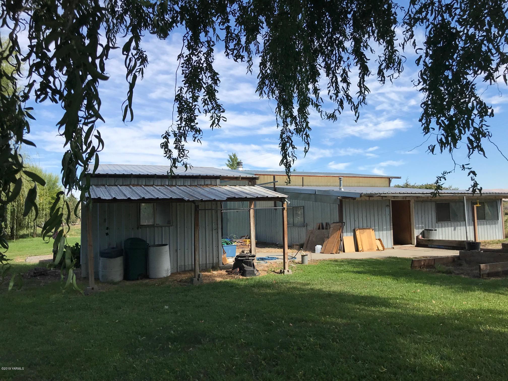 4031 Bell Road Yakima, WA 98901 - Photo 12 of 28 a view of a house with backyard and sitting area
