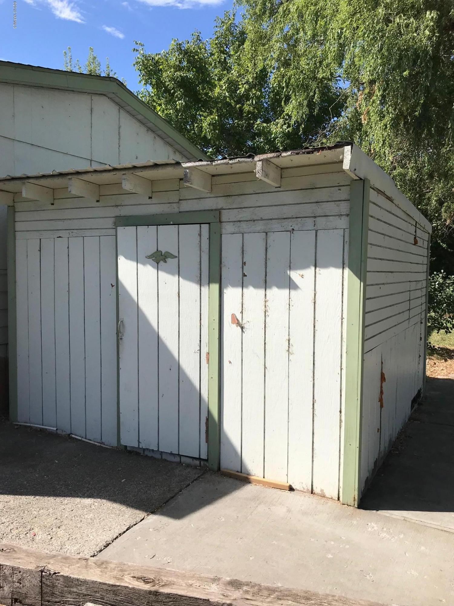 4031 Bell Road Yakima, WA 98901 - Photo 15 of 28 a backyard of a house