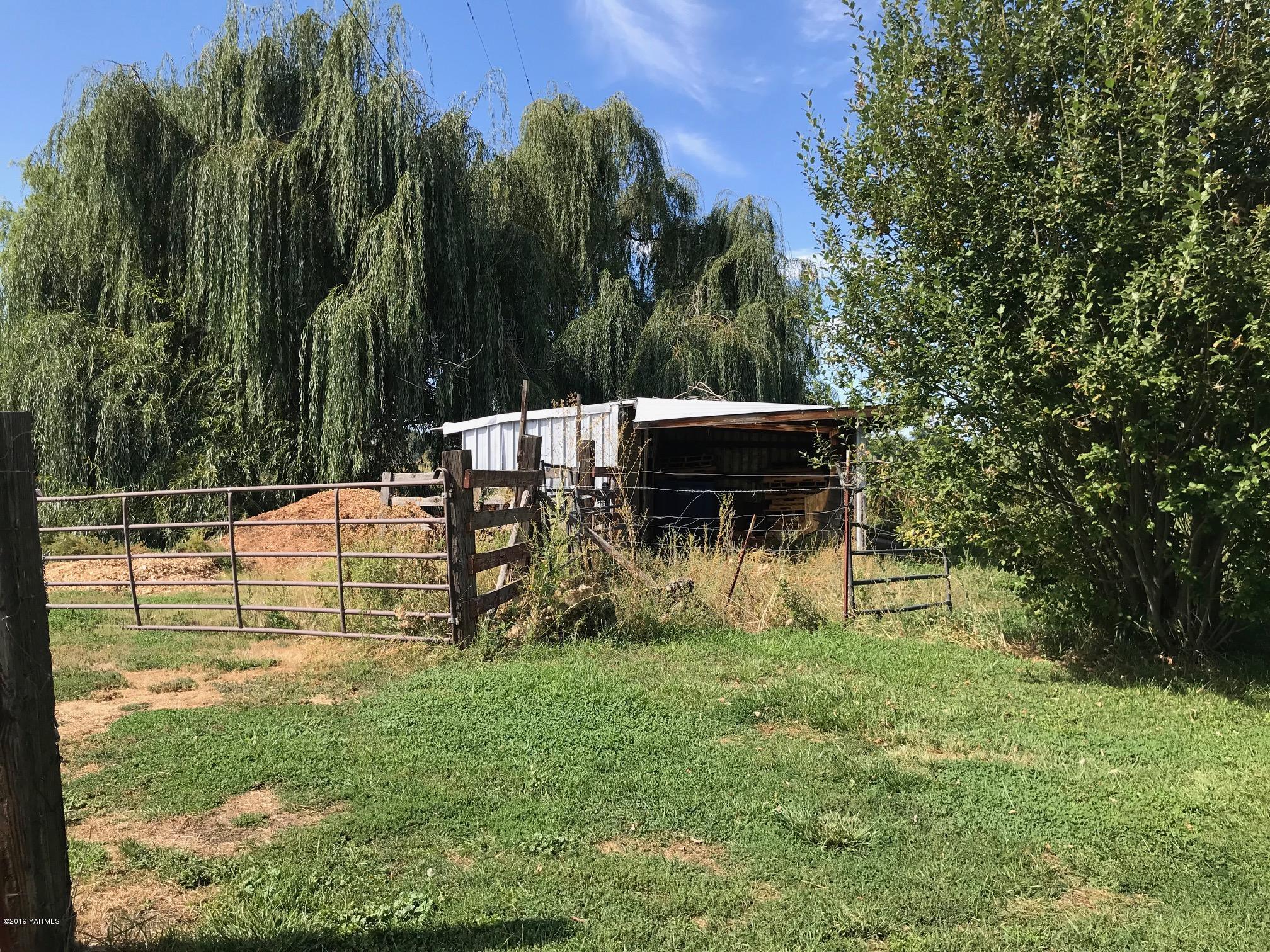 4031 Bell Road Yakima, WA 98901 - Photo 20 of 28 a view of a backyard