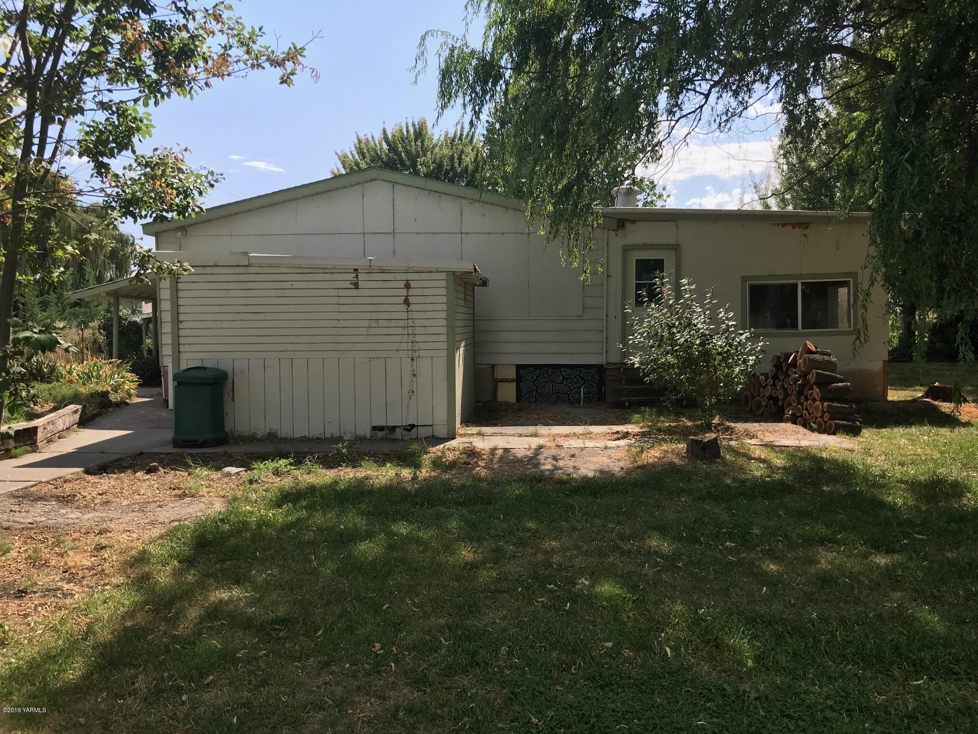 4031 Bell Road Yakima, WA 98901 - Photo 3 of 28 a backyard of a house with table and chairs