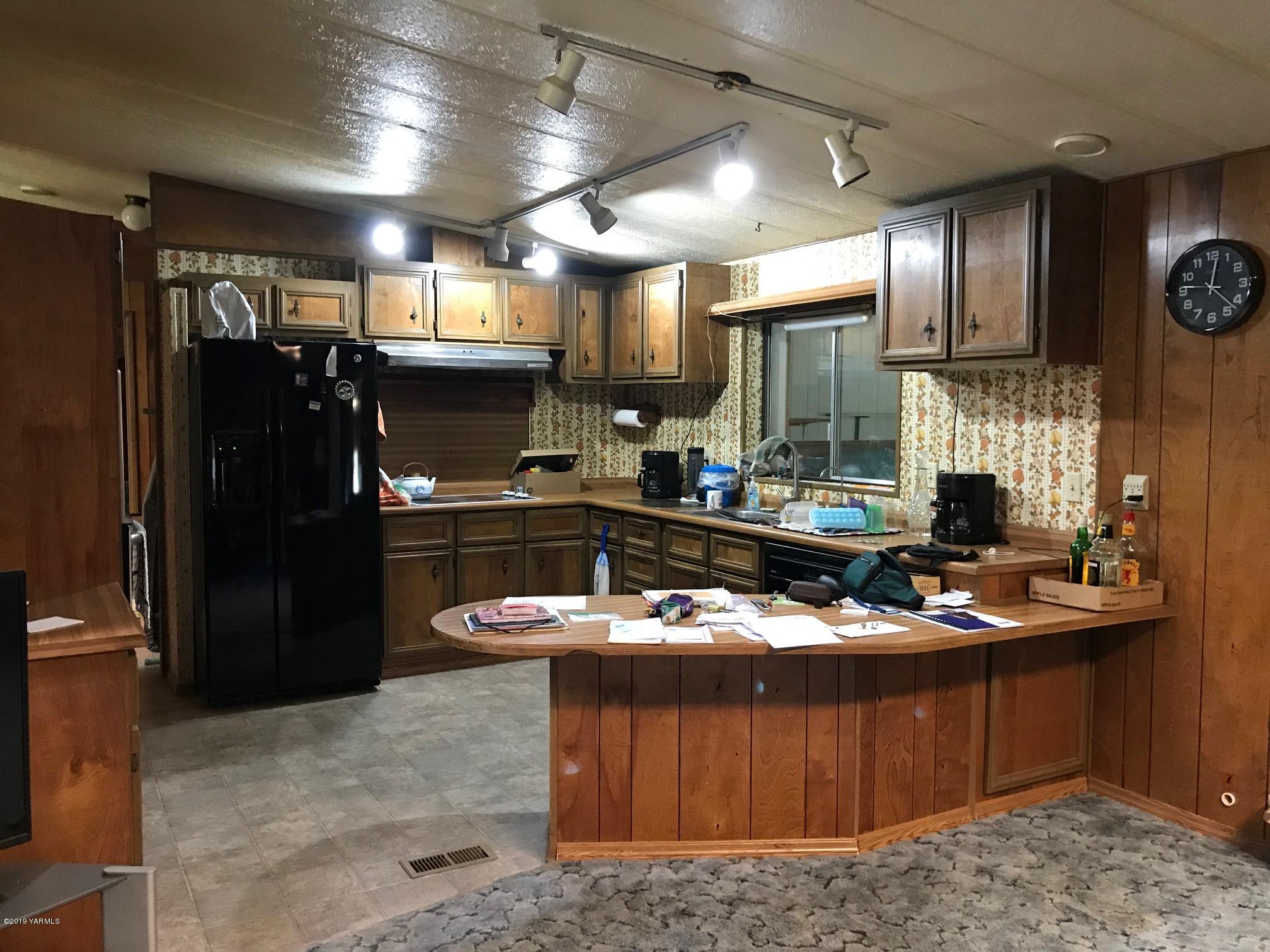 4031 Bell Road Yakima, WA 98901 - Photo 23 of 28 a kitchen with stainless steel appliances granite countertop a sink stove and refrigerator