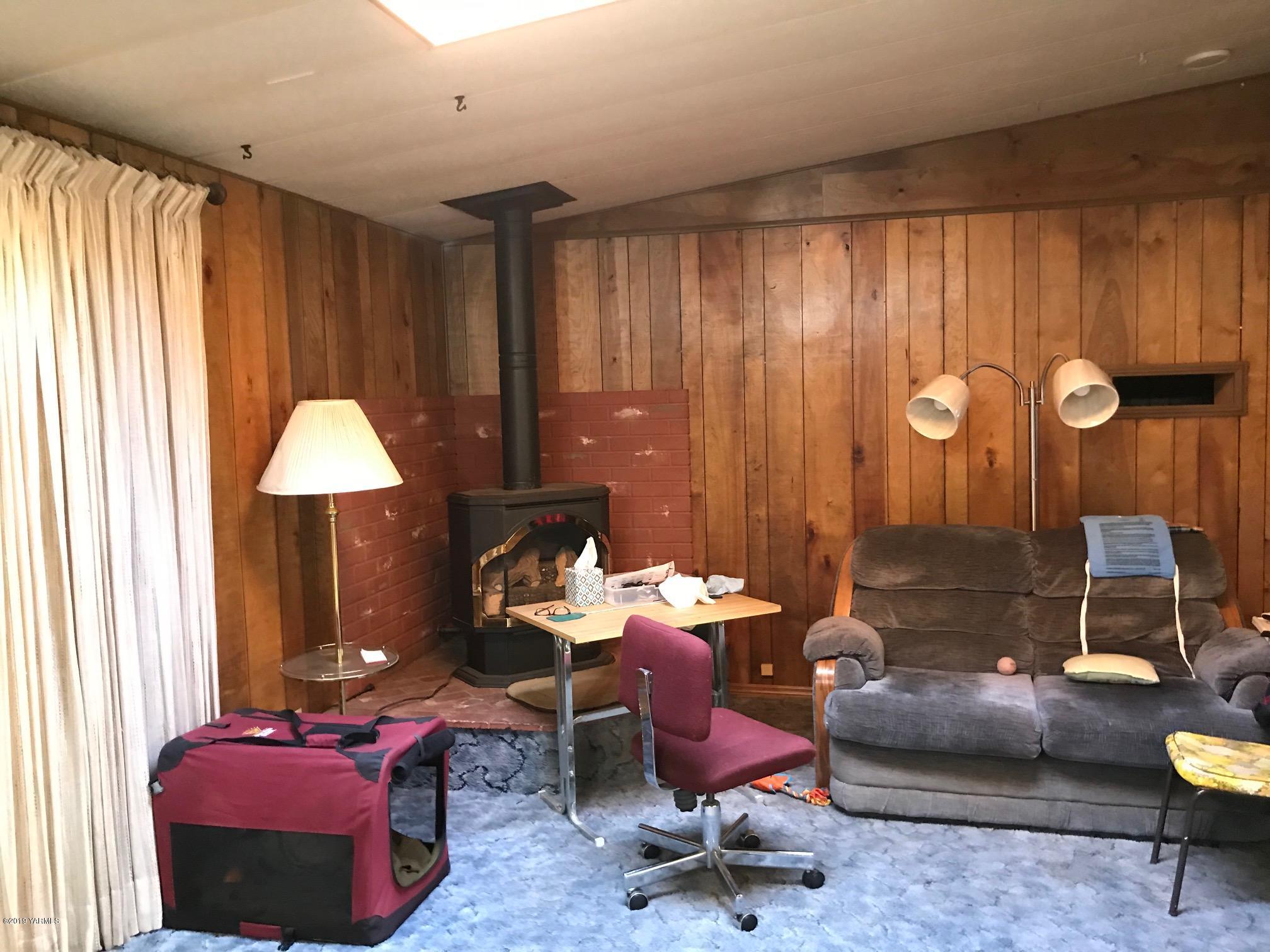 4031 Bell Road Yakima, WA 98901 - Photo 27 of 28 a living room with furniture and a window