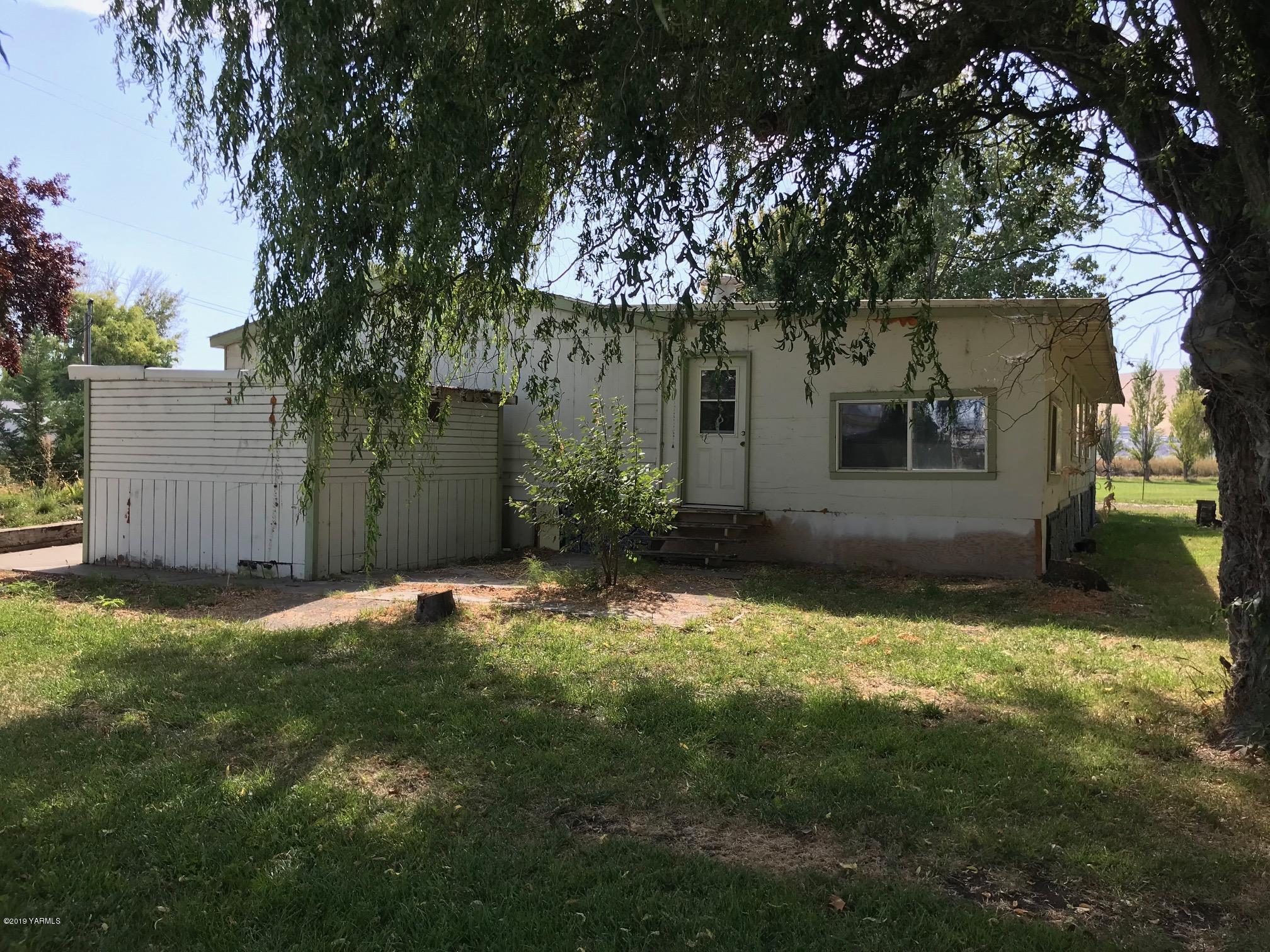 4031 Bell Road Yakima, WA 98901 - Photo 4 of 28 a backyard of a house with yard and tree