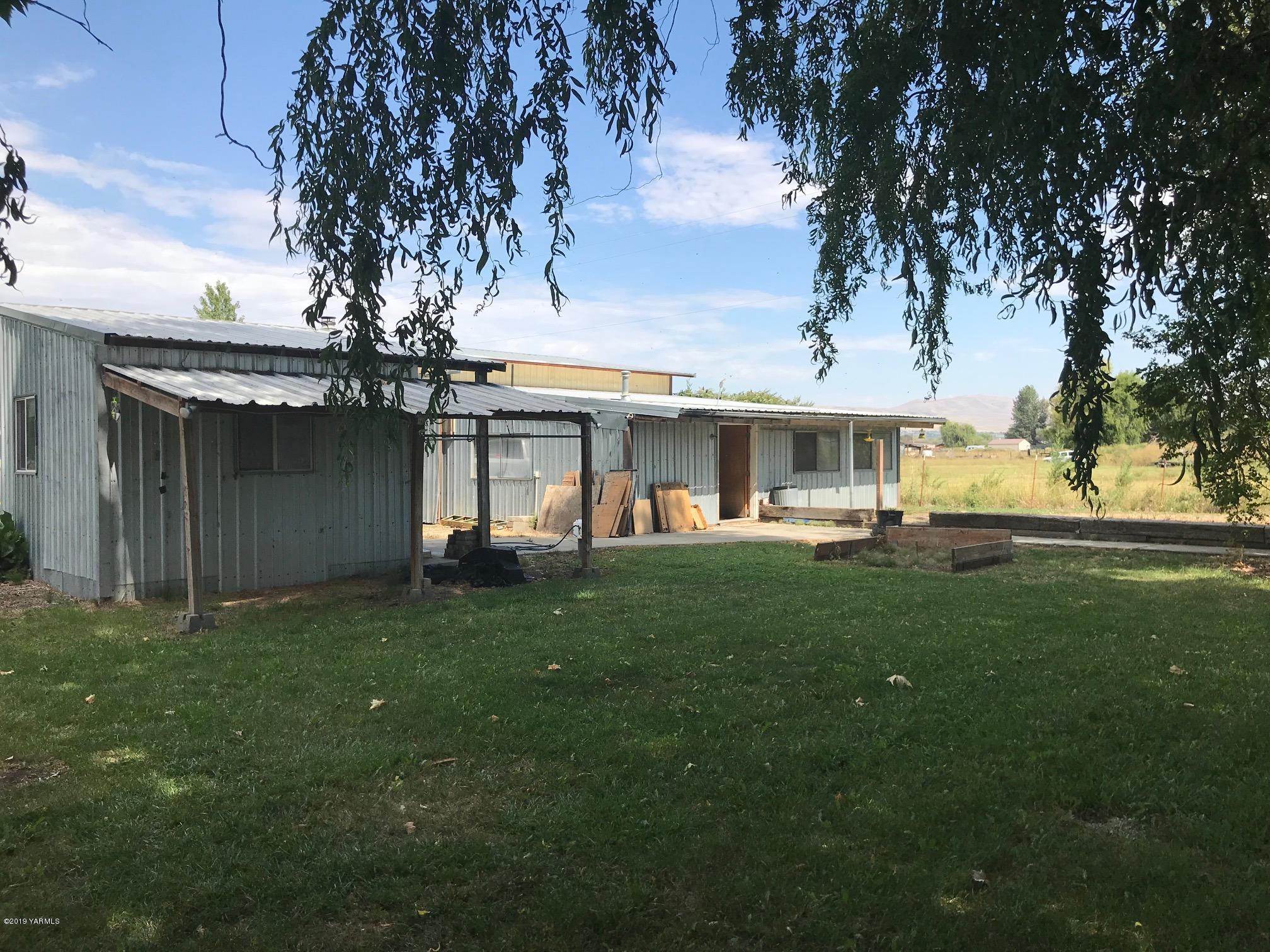 4031 Bell Road Yakima, WA 98901 - Photo 9 of 28 a view of a yard in front of house