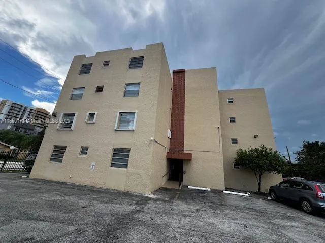 a view of a livingroom with closet