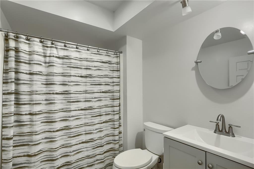 318 Windsor Ridge, Unit 15 New Castle, PA 16105 - Photo 16 of 22 Second Floor Bath