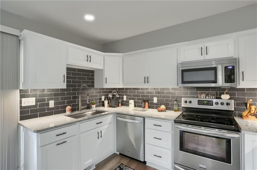 318 Windsor Ridge, Unit 15 New Castle, PA 16105 - Photo 6 of 22 Gallery Image 6