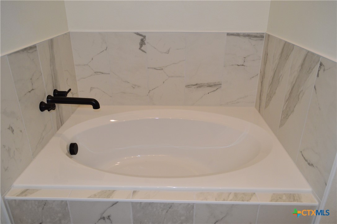 425 County Road 3152 Kempner, TX 76539 - Photo 27 of 48 a bathroom with bathtub