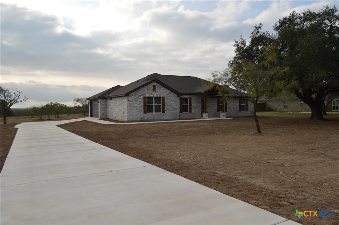 425 County Road 3152 Kempner, TX 76539 - Photo 4 of 48 a front view of a house with a yard