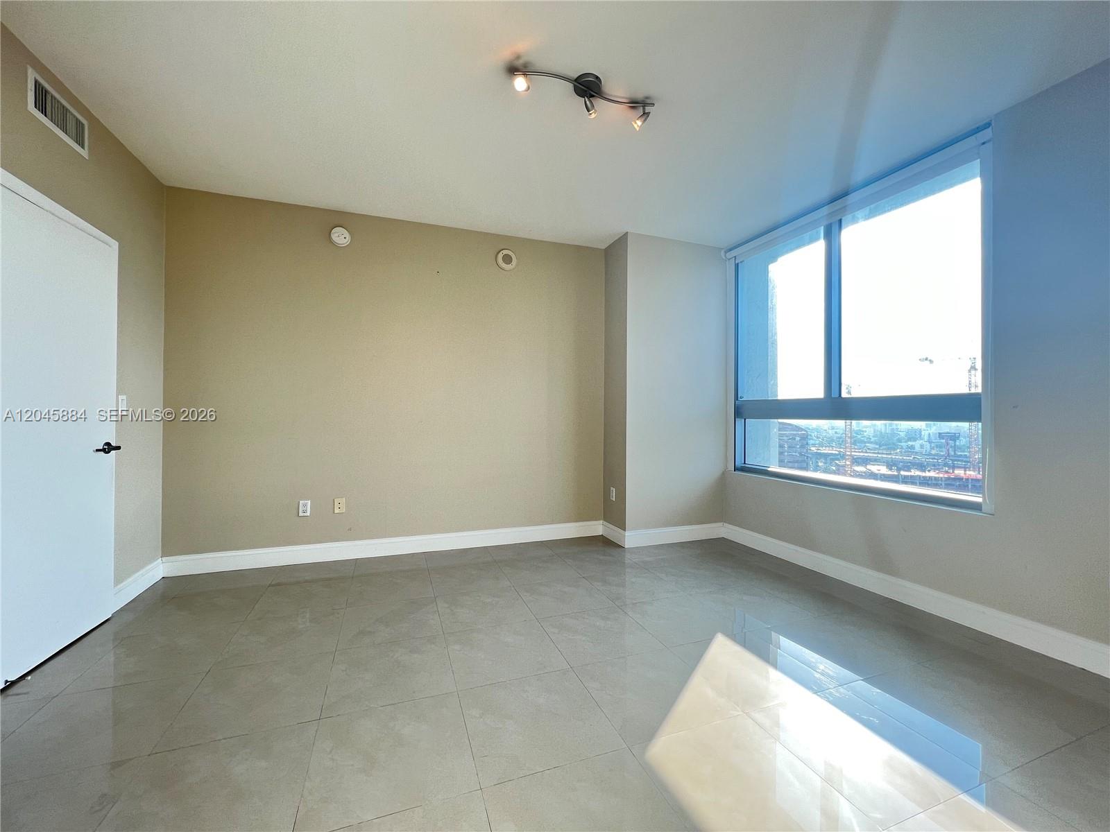 90 Southwest 3rd Street, Unit 1710 Miami, FL 33130 - Photo 5 of 9