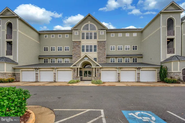 $2,750 | 1641 Ladue Court, Unit 203, Woodbridge, VA 22191