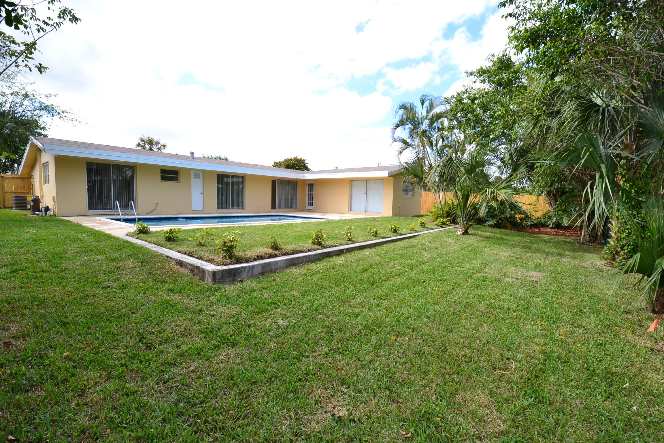 1098 Southwest 9th Avenue Boca Raton, FL 33486 - Photo 2 of 15 Backyard