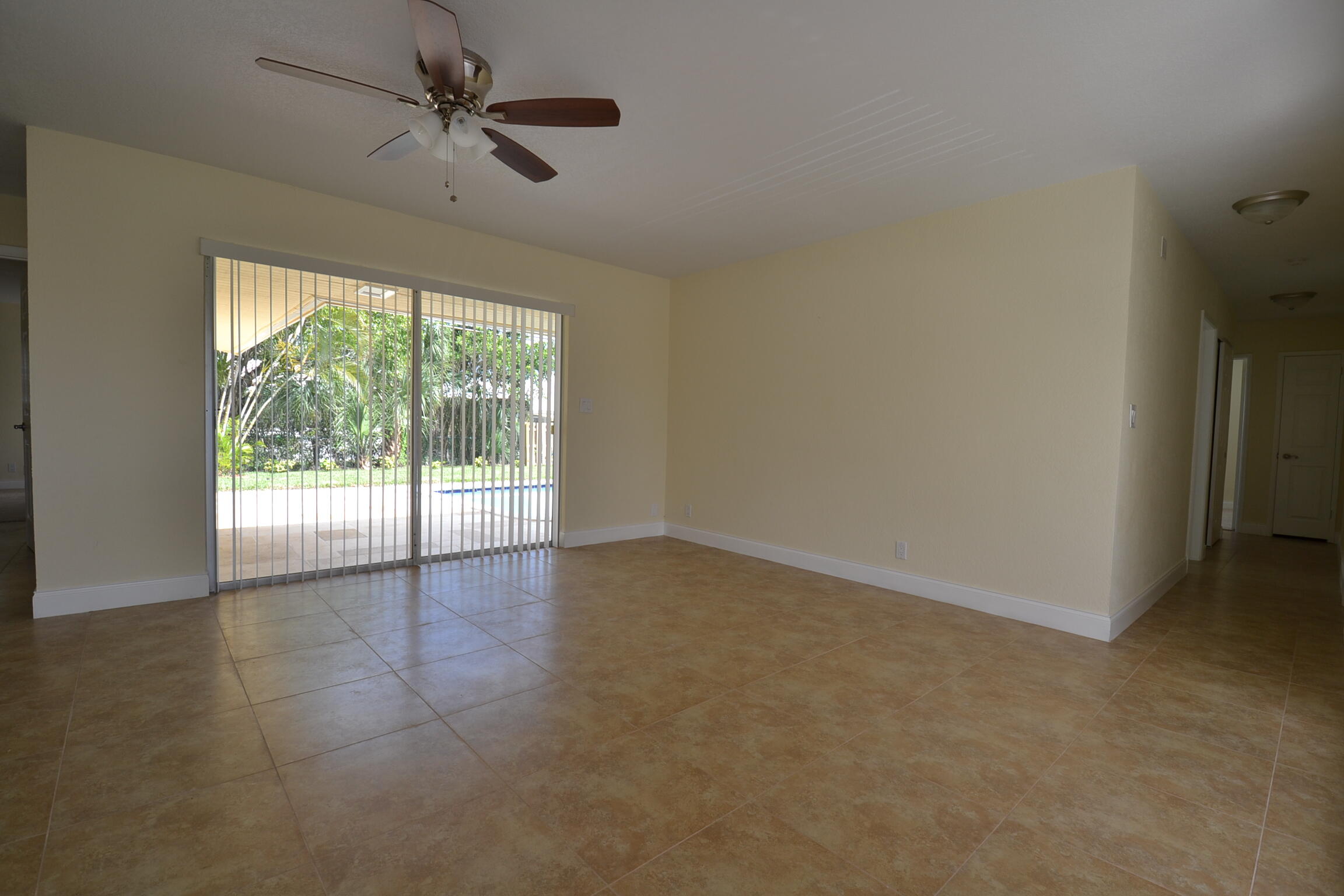 1098 Southwest 9th Avenue Boca Raton, FL 33486 - Photo 3 of 15 Living Room