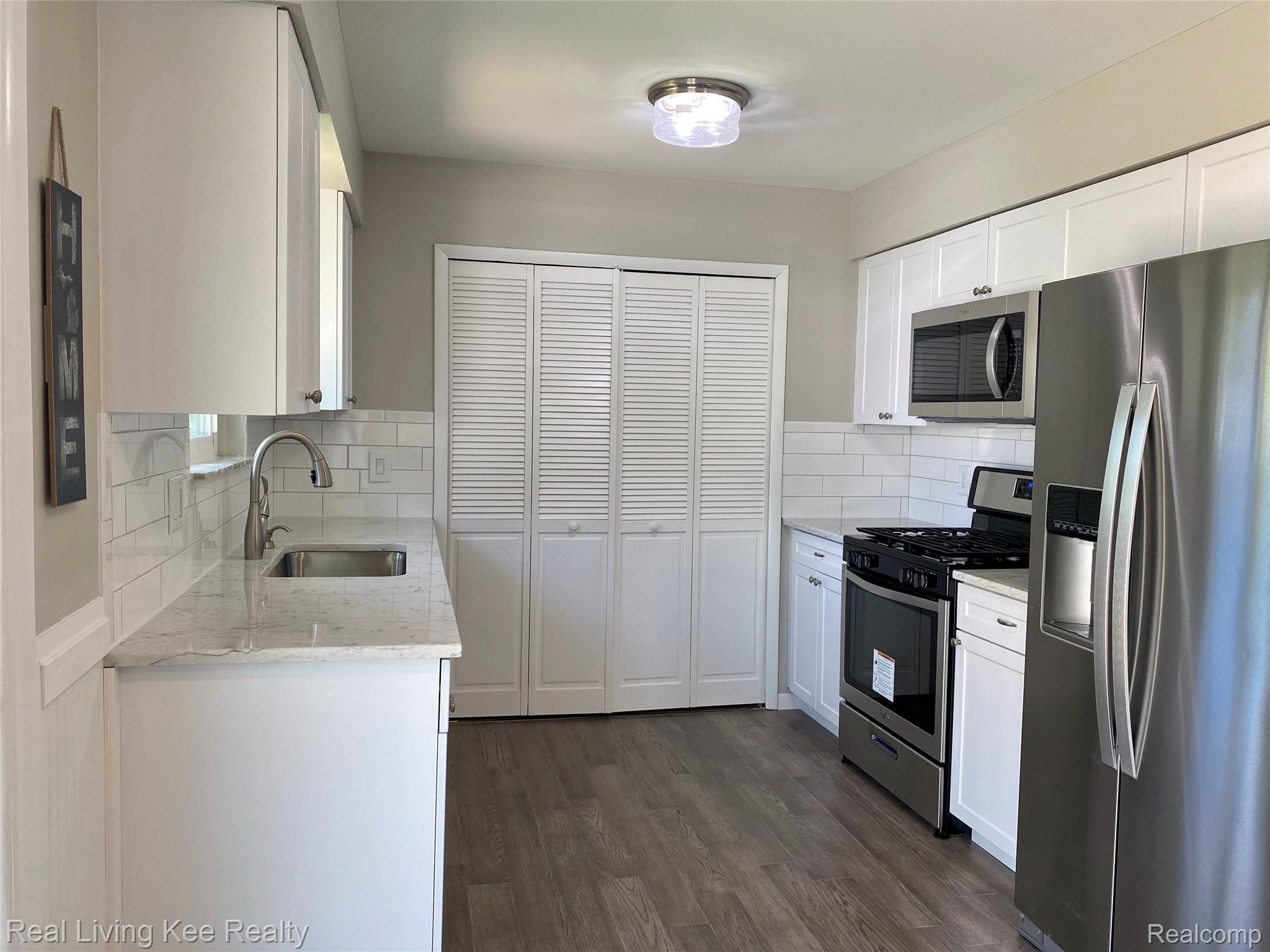 2630 Emmons Avenue Rochester, MI 48307 - Photo 9 of 17 Kitchen.jpg