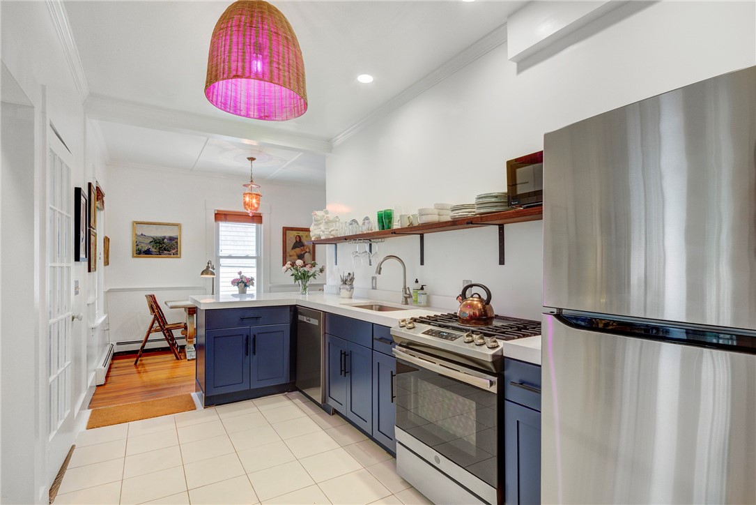 24 Hunter Avenue Newport, RI 02840 - Photo 2 of 32