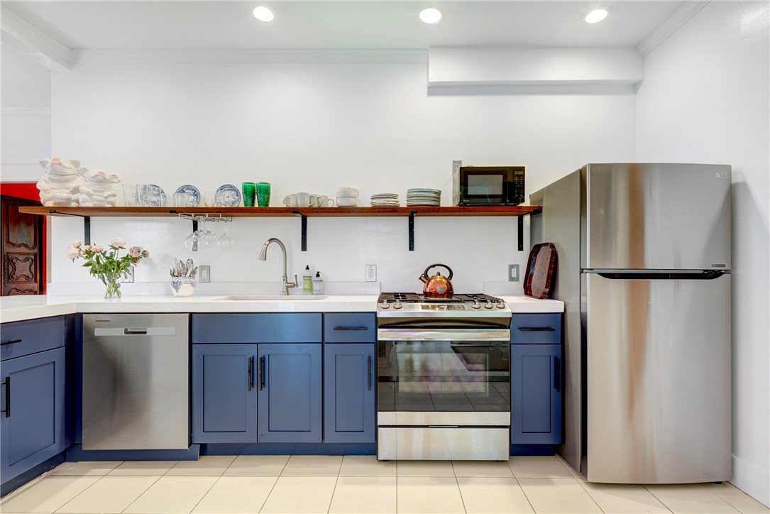 24 Hunter Avenue Newport, RI 02840 - Photo 4 of 32