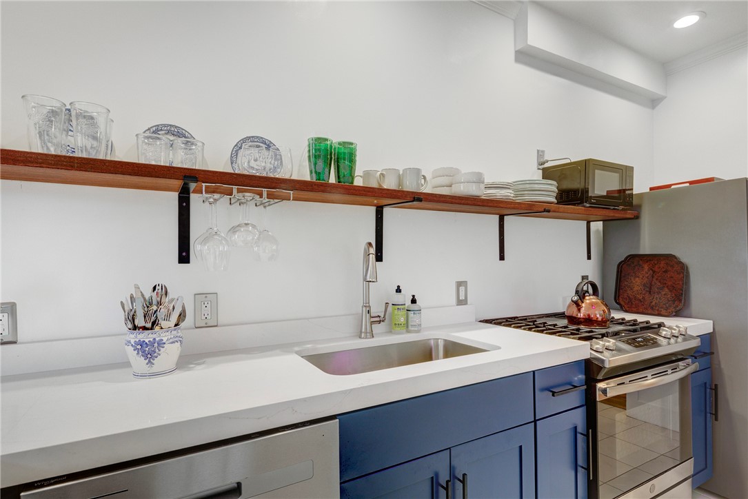 24 Hunter Avenue Newport, RI 02840 - Photo 5 of 32