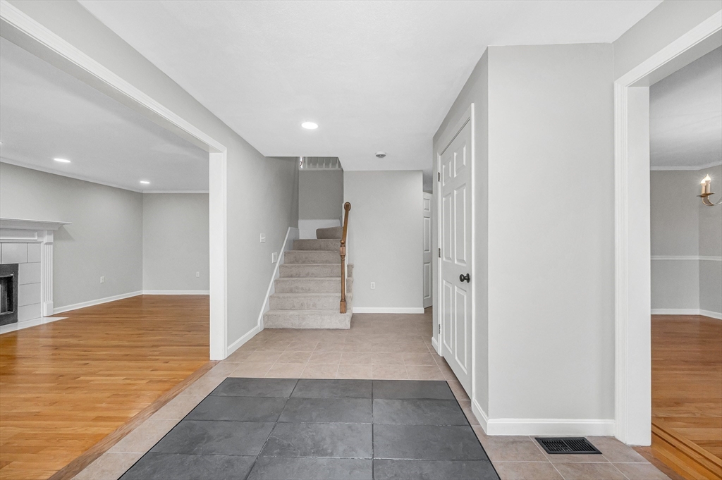 255 Hay Meadow Road North Andover, MA 01845 - Photo 5 of 39