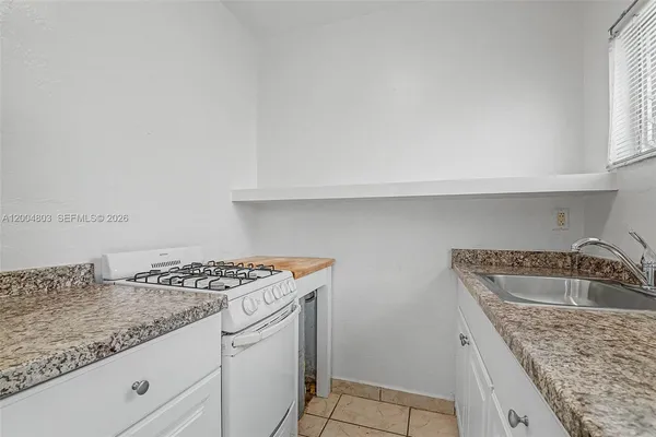 $1,700 | 225 Madeira Avenue, Unit 3, Coral Gables, FL 33134