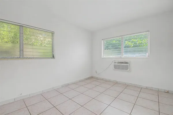 $1,700 | 225 Madeira Avenue, Unit 3, Coral Gables, FL 33134
