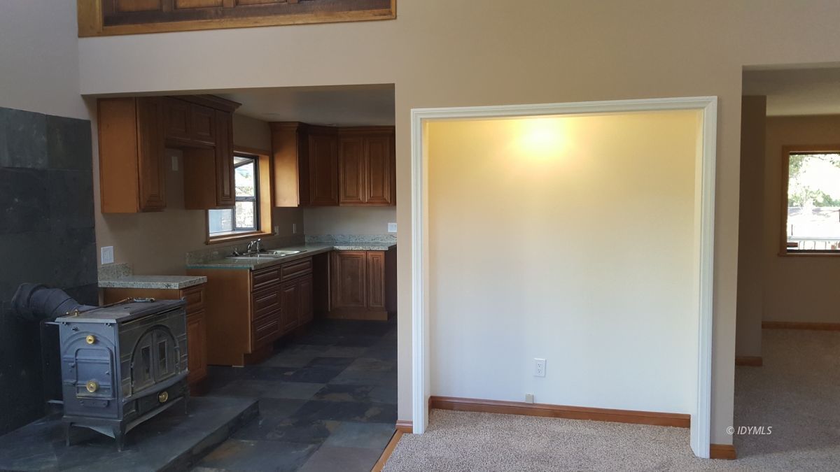 25260 Marion Ridge Drive Idyllwild, CA 92549 - Photo 11 of 32 Living room entertainment center