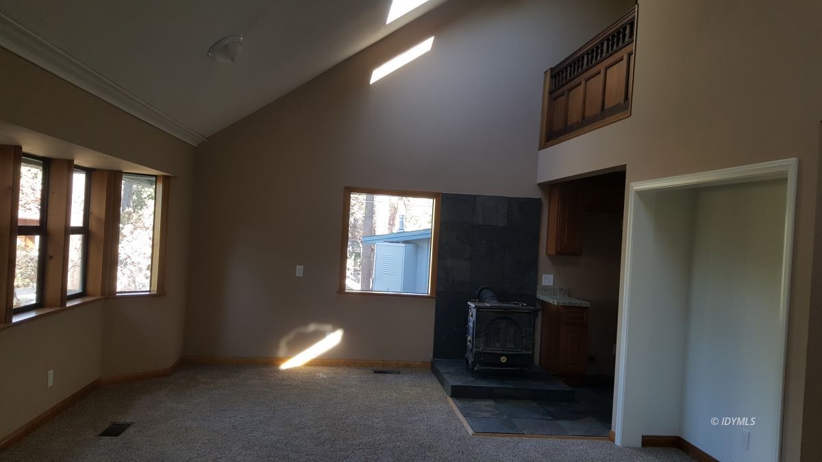 25260 Marion Ridge Drive Idyllwild, CA 92549 - Photo 10 of 32 Living room