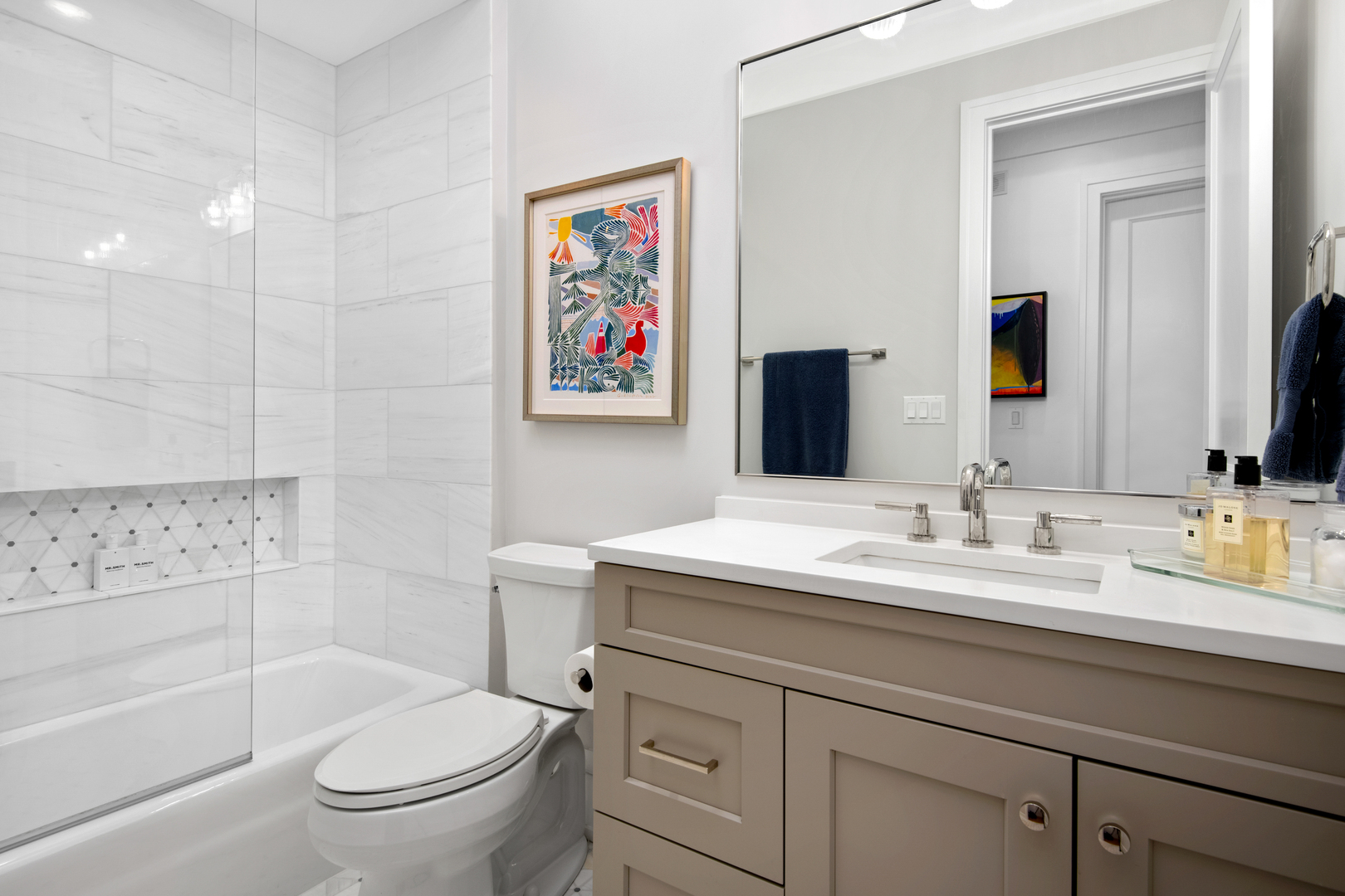 1733 North Mohawk Street, Unit 3N Chicago, IL 60614 - Photo 20 of 29 a bathroom with a toilet a sink and a bathtub