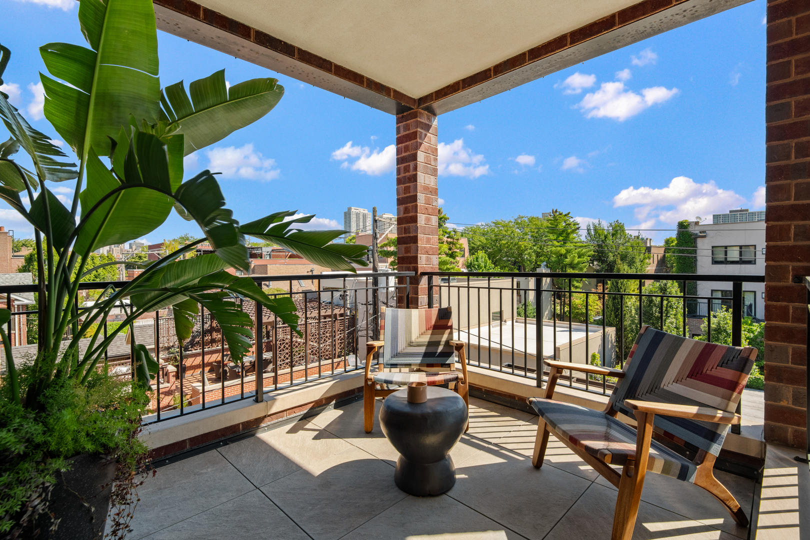 1733 North Mohawk Street, Unit 3N Chicago, IL 60614 - Photo 10 of 29 a view of a balcony with chairs