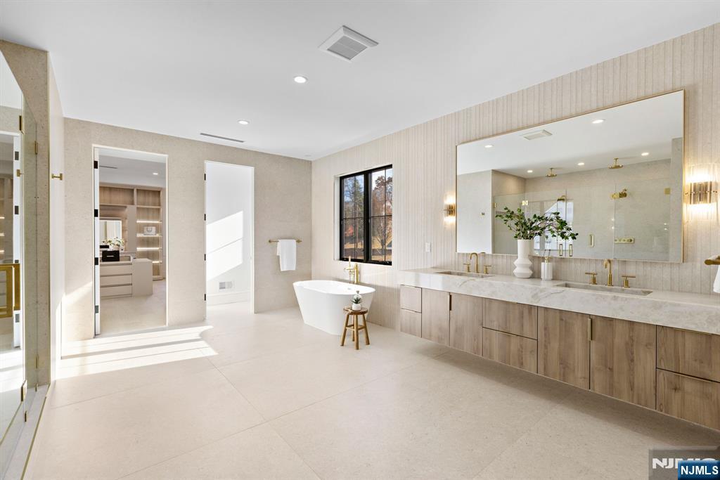 375 Burnet Place Paramus, NJ 07652 - Photo 18 of 37 a large white room with a large window