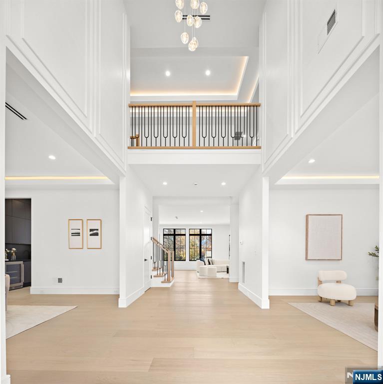 375 Burnet Place Paramus, NJ 07652 - Photo 2 of 37