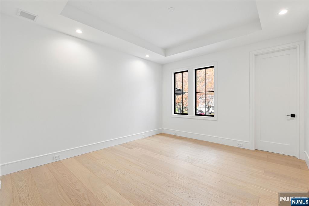 375 Burnet Place Paramus, NJ 07652 - Photo 21 of 37 an empty room with windows