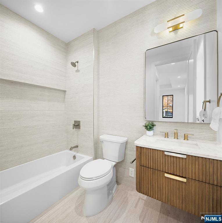 375 Burnet Place Paramus, NJ 07652 - Photo 26 of 37 a bathroom with a sink a toilet and a bathtub