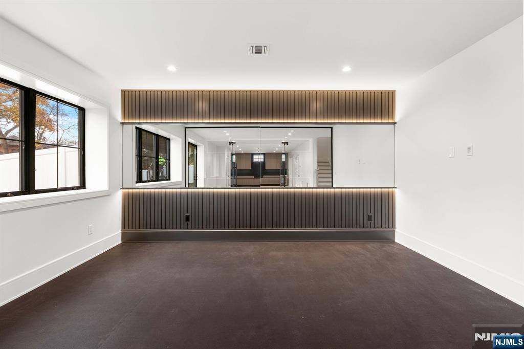 375 Burnet Place Paramus, NJ 07652 - Photo 29 of 37 a view of an empty room with a window