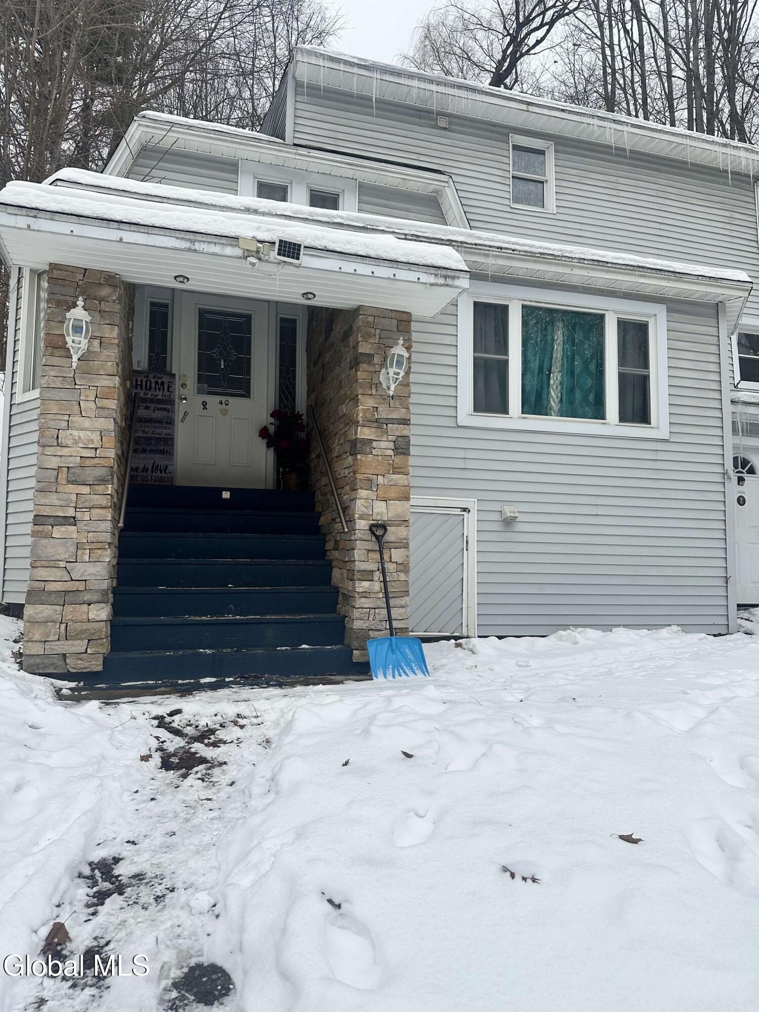 40 Northampton Road Amsterdam, NY 12010 - Photo 2 of 9 2