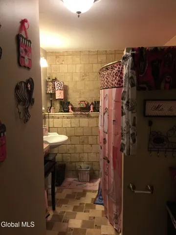 $183,000 | 40 Northampton Road, Amsterdam, NY 12010