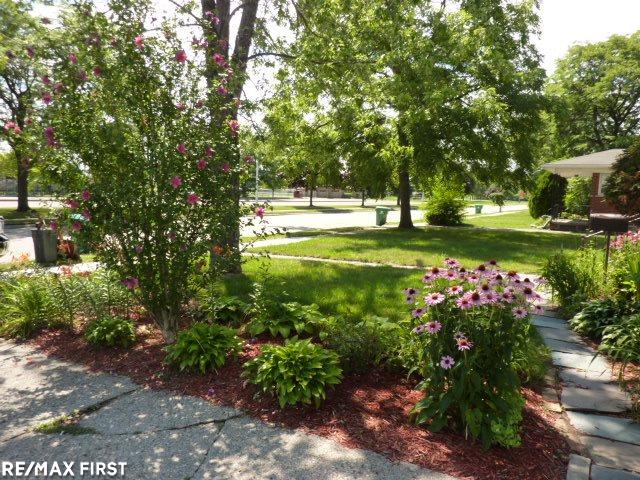 24917 Flower Eastpointe, MI 48021 - Photo 5 of 46 31298274-4.JPG
