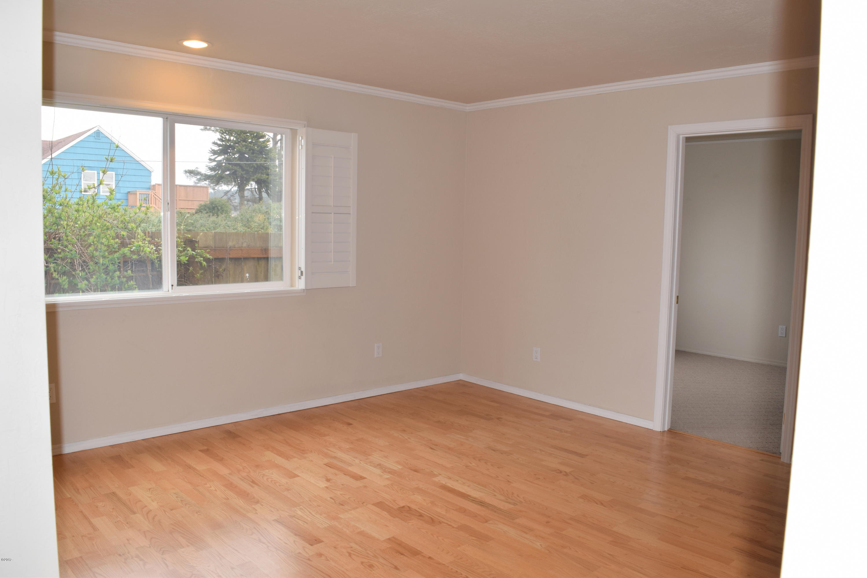 911 Southwest 12th Street Newport, OR 97365 - Photo 12 of 29 Living Room